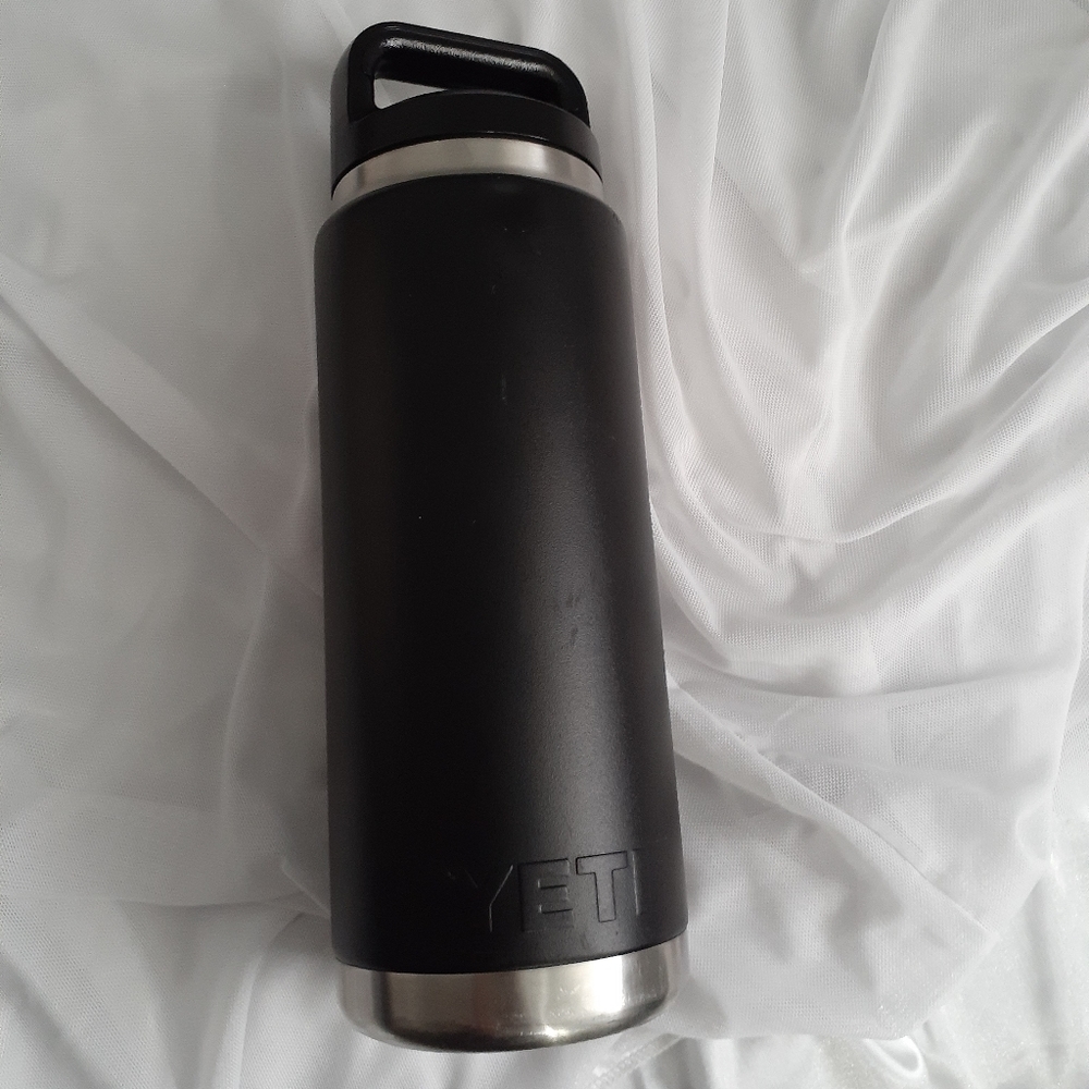 Yeti black 26oz water bottle